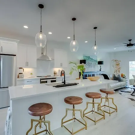 Luxurious 3 Bedroom Distillery District Townhouse